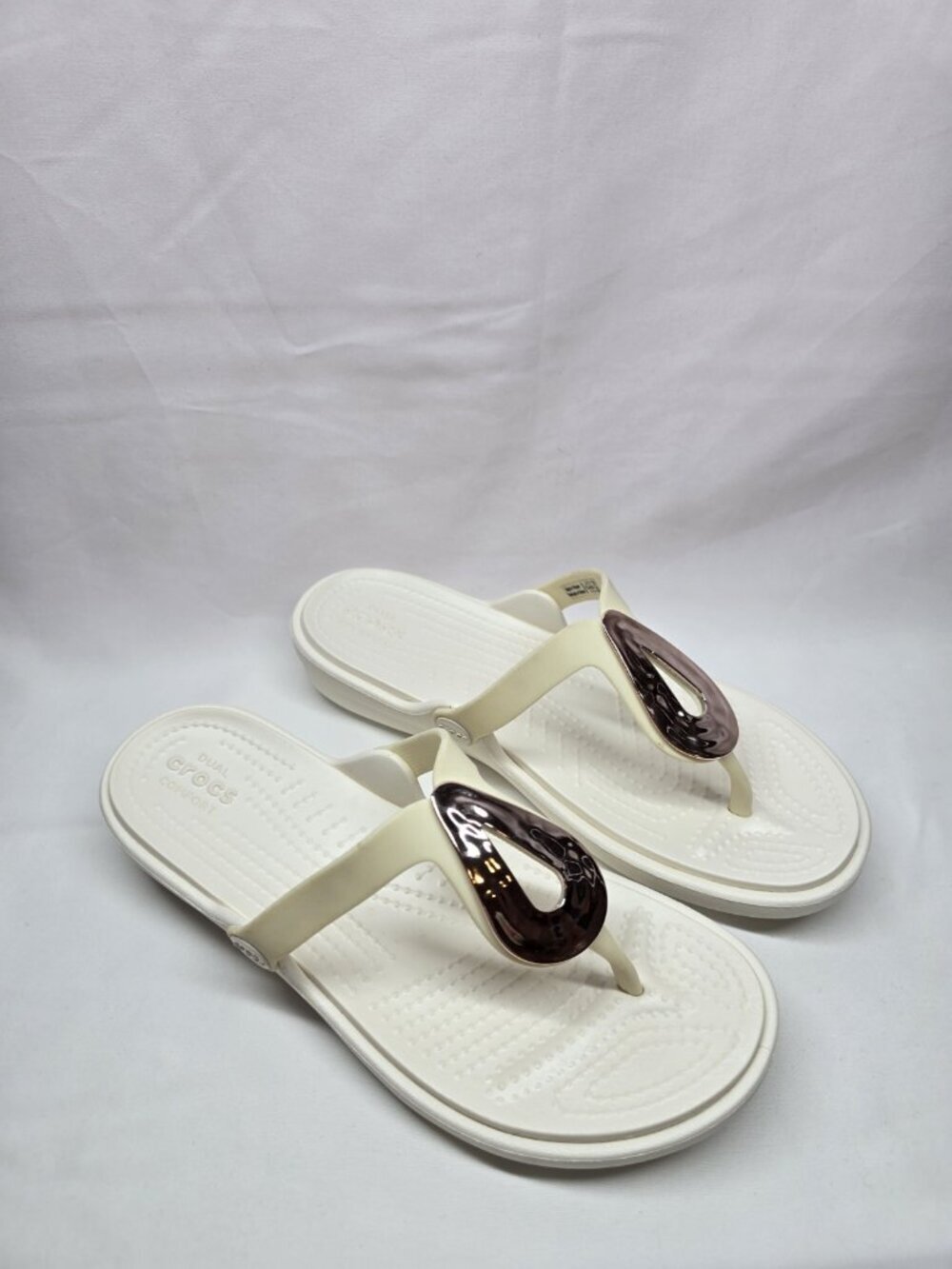 CROCS Sanrah Liquid Metallic White/Gold Dual-Comfort Sandals 205582 Womens Sz 6
